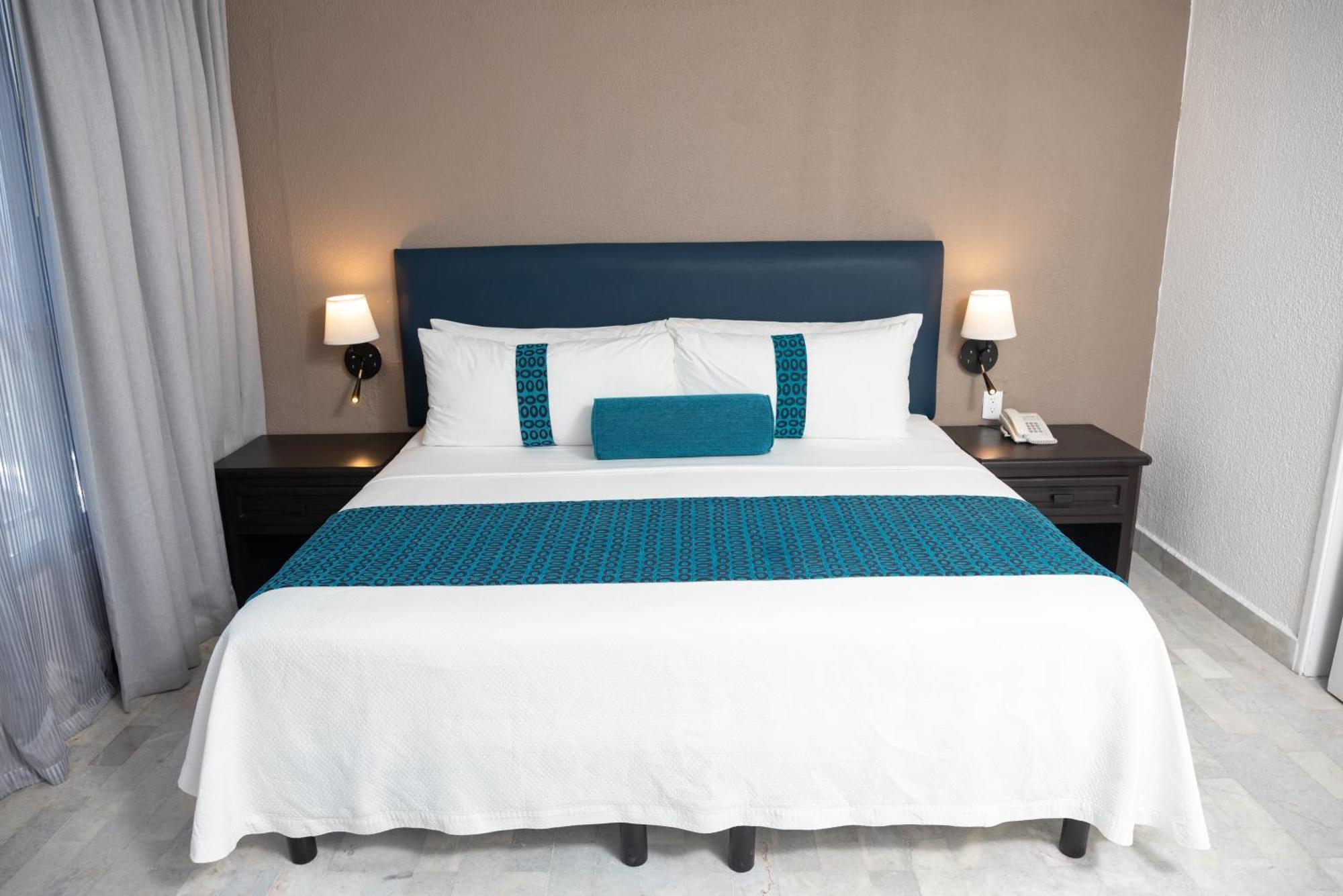 Ritz Acapulco All Inclusive Экстерьер фото A bed with a bed runner