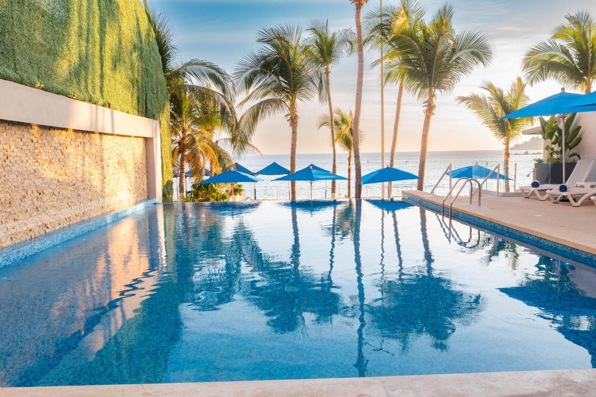 Ritz Acapulco All Inclusive Экстерьер фото Infinity pool at the beach