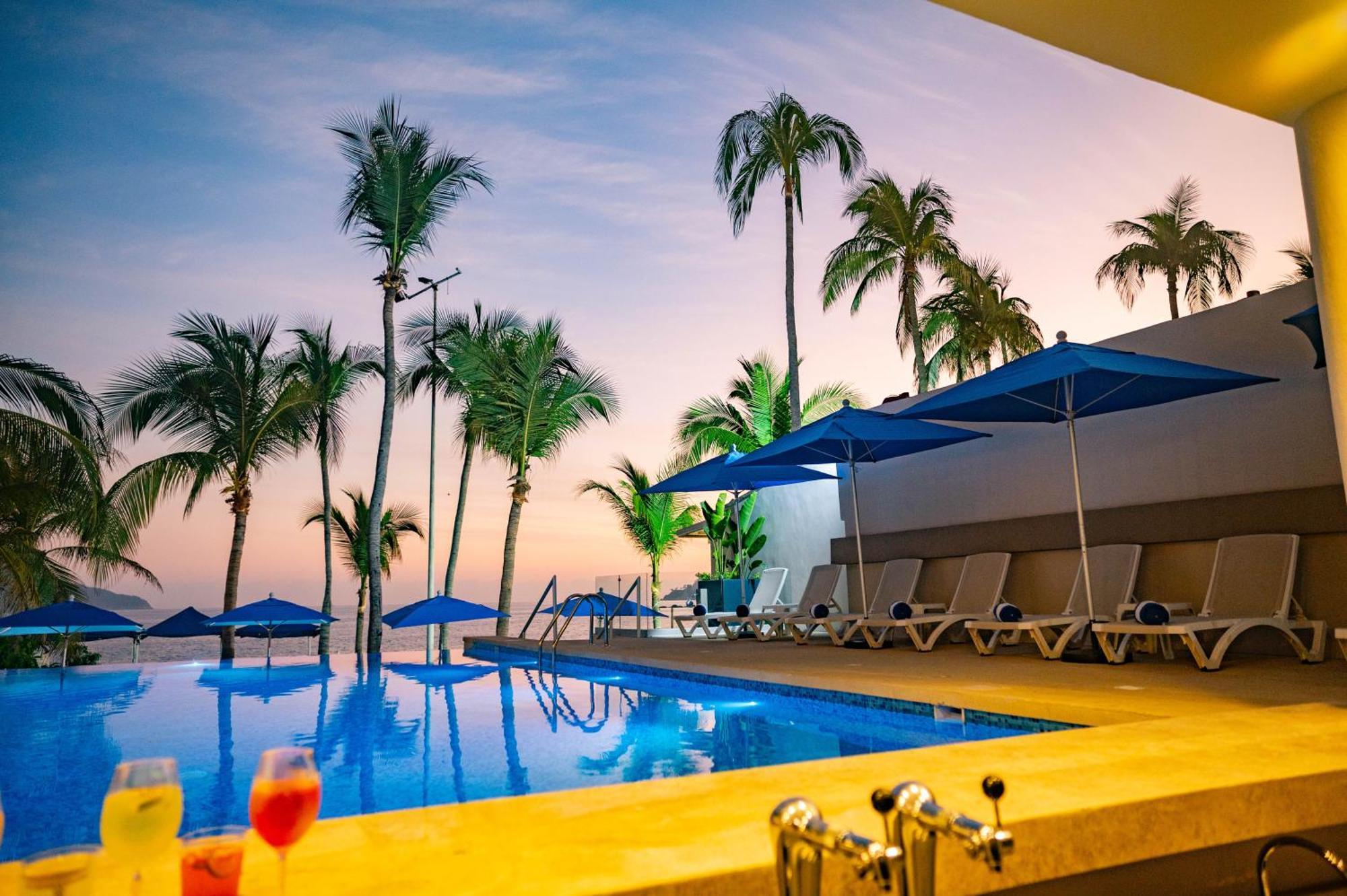 Ritz Acapulco All Inclusive Экстерьер фото The swimming pool at the hotel